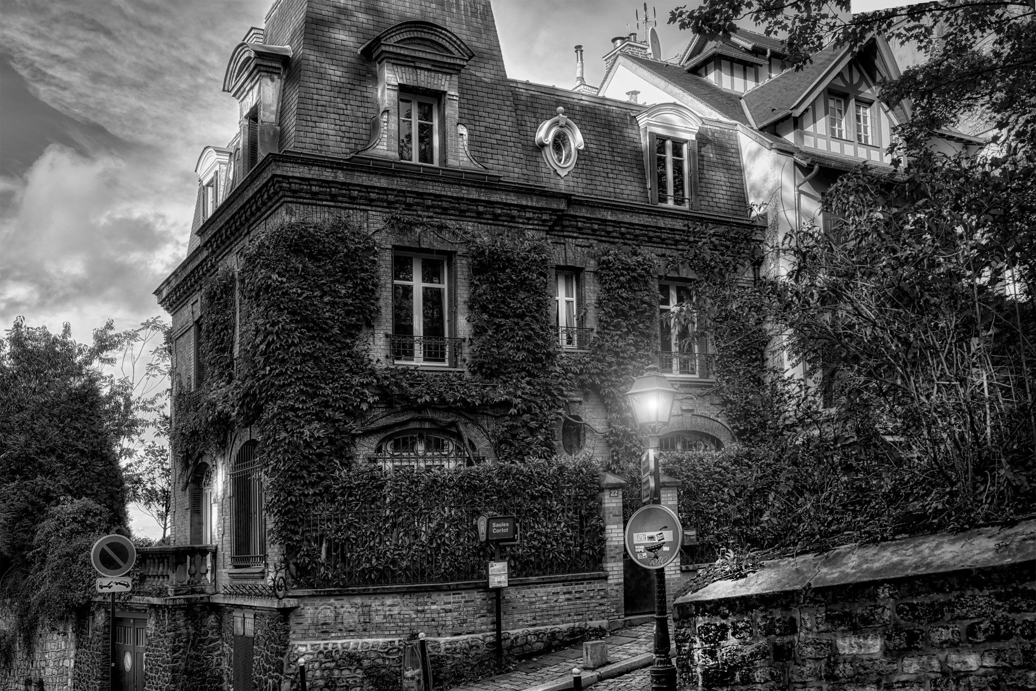 €2.6 million mortgage loan to purchase a family home in the Paris area